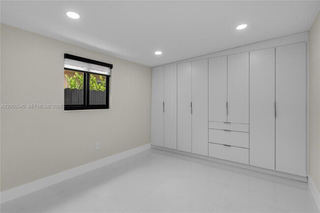 Building Photo - 2640 SW 30th Ct