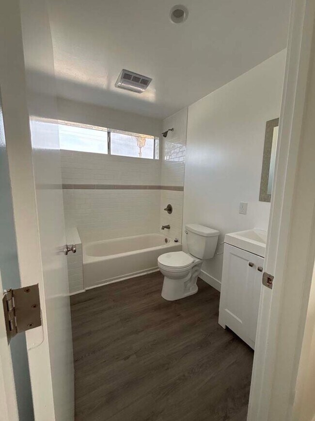 Building Photo - 915 Broadway St