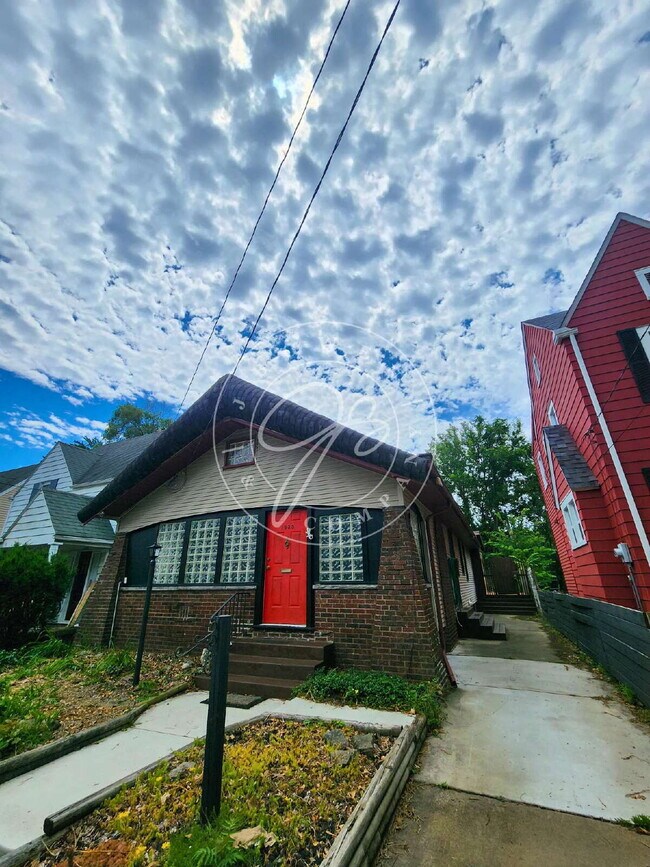 Building Photo - Adorable but unique 3+ bedrooms with bonus rooms! Fenced yard!