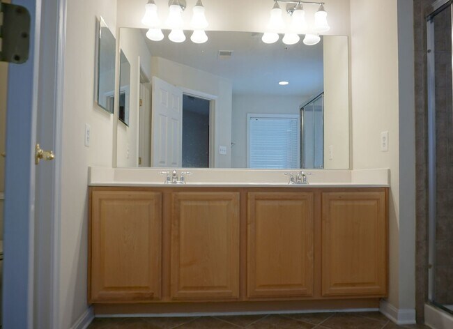 Building Photo - Exquisite Townhouse in Orchard Run Germantown