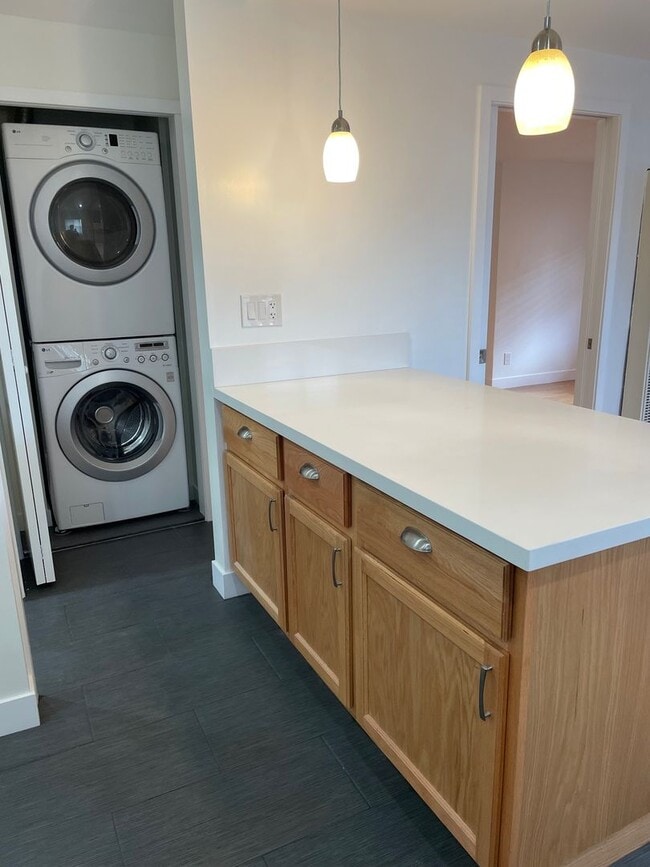 Building Photo - 1 Bed 1 Bath with In Unit Laundry and AC Available in PRIME Echo Park!