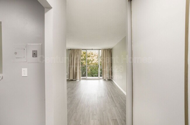 Building Photo - 2059 Huntington Ave