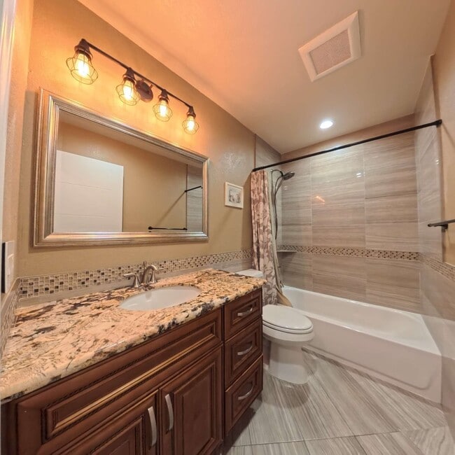 Building Photo - Highly Remodeled, 1st Floor Unit