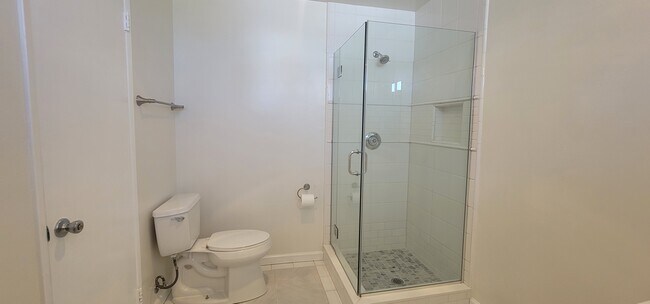 Building Photo - 623 N Juanita Ave