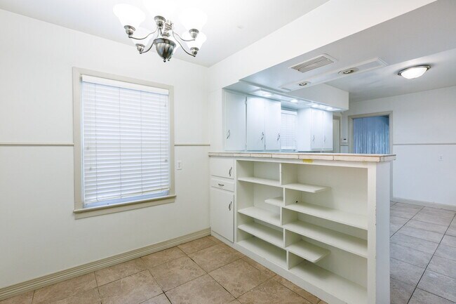 Building Photo - Large 3 bedroom in Tech Terrace