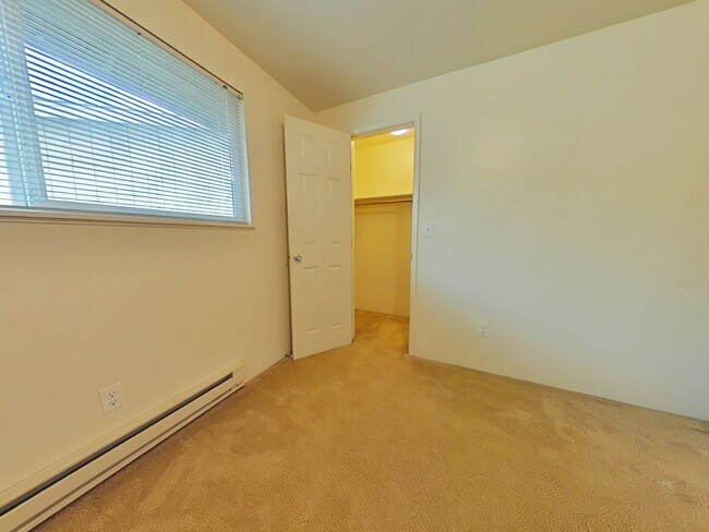 Building Photo - 2 Bedroom Apartment ~ Near 9th Street ~ Small Pet Friendly