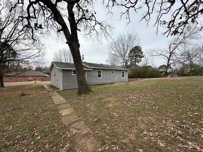 Building Photo - Charming 3 Bedroom / 2 Bathroom (1176 sf)