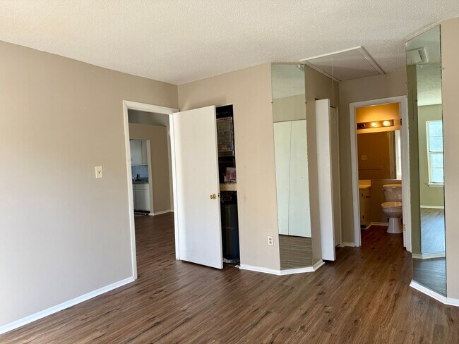 Building Photo - 2 bedroom 2nd Story Condo in Virginia Beach