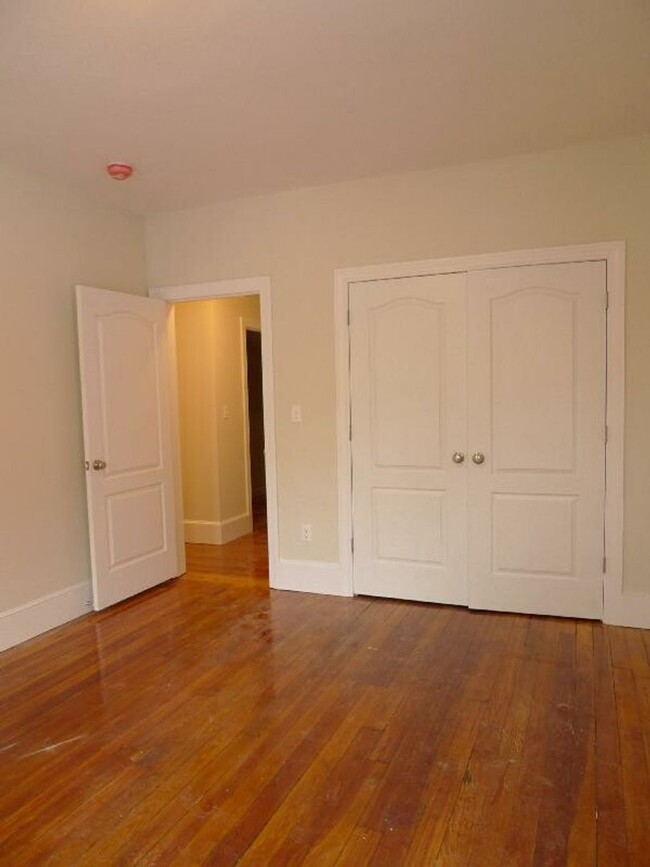 Building Photo - Fully Renovated Large Apartment in Mission...