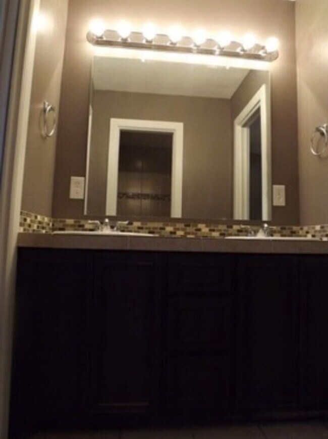 Building Photo - Pre Leasing for Fall 2026! 4/2 in Medical District!