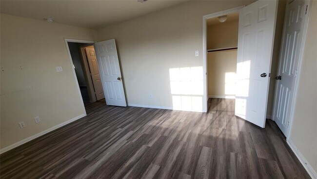 Building Photo - 2026 Silverwater Ct