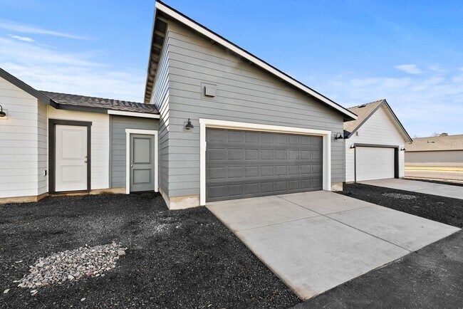 Building Photo - Modern 3 Bed/2 Bath Single-Level Home with Open Living - Redmond