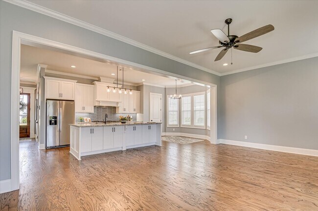 Building Photo - 3067 Rosewood Dr