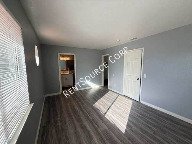 Building Photo - 2 Bedroom/2.5 Bathroom Two Story Condo for...