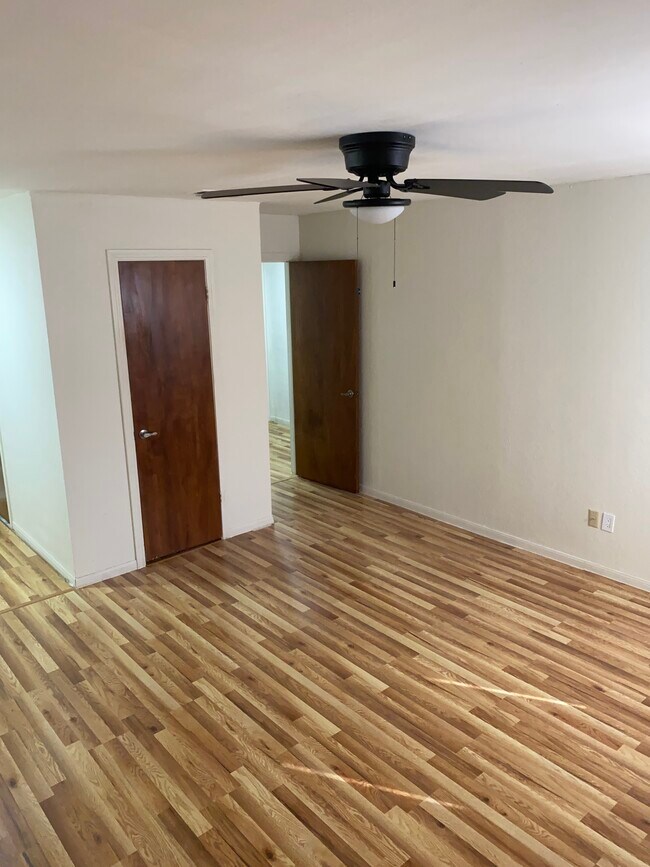 Building Photo - 815 S Roy Reynolds Dr