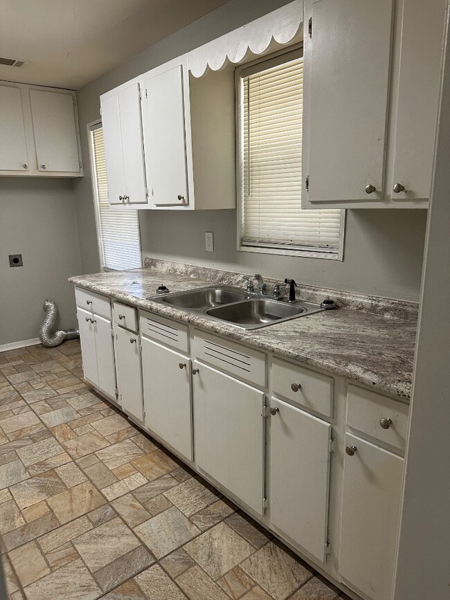 Building Photo - 4931 Kimball Ave