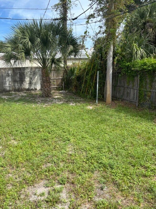 Building Photo - 1703 Edgewater Dr