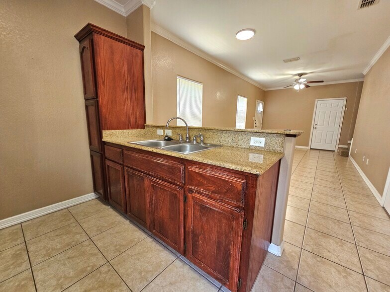 Building Photo - 3013 Treasure Haven Dr