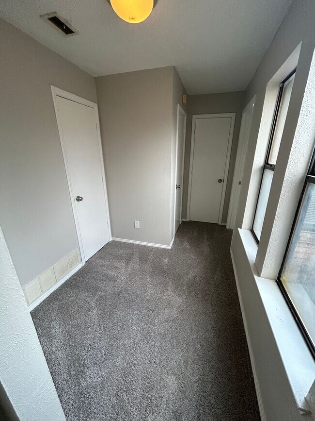 Building Photo - 3425 Courtyard Cir
