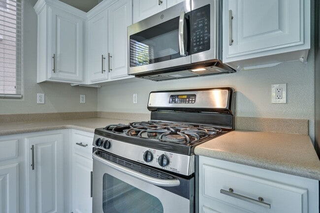 Building Photo - NW!!! 4 bedrooms!!! Pool and Spa!!! All ti...