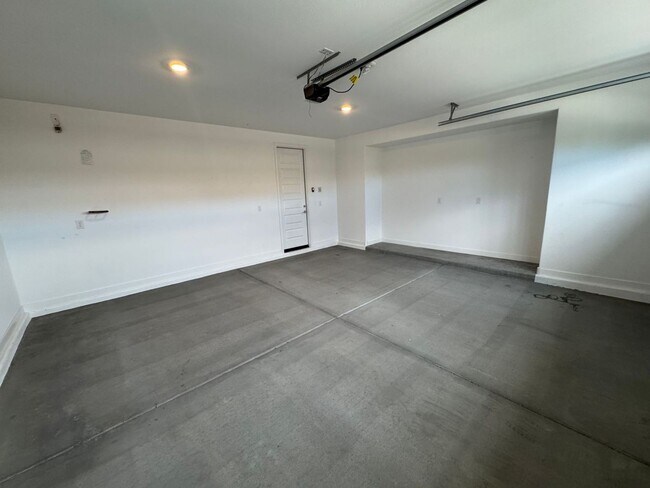 Building Photo - Beautiful Surprise Home: 4 Bd, 3 Ba