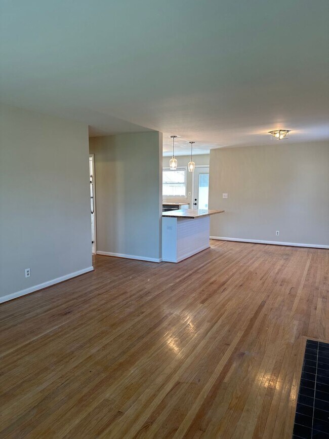 Building Photo - 3 bedroom/1.5 bath w/basement in Woodlawn Park. Available mid June