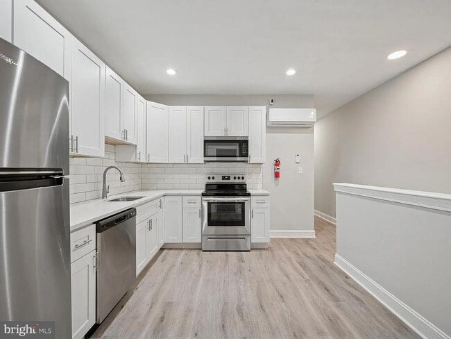 Building Photo - 1236 W Airdrie St