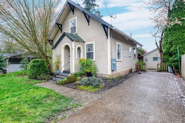 Building Photo - Charming 2 Bedroom, 1 Bathroom Chalet.