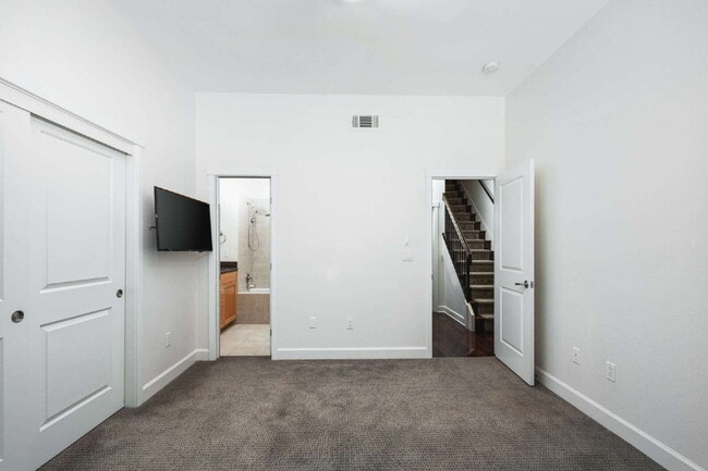 Building Photo - Enjoy the Live/Workspace Life Style Close ...
