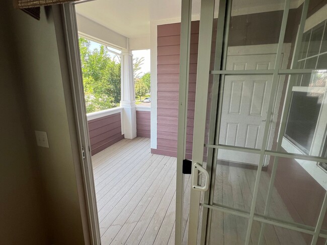 Building Photo - Fantastic 2 bedroom Condo Avail NOW