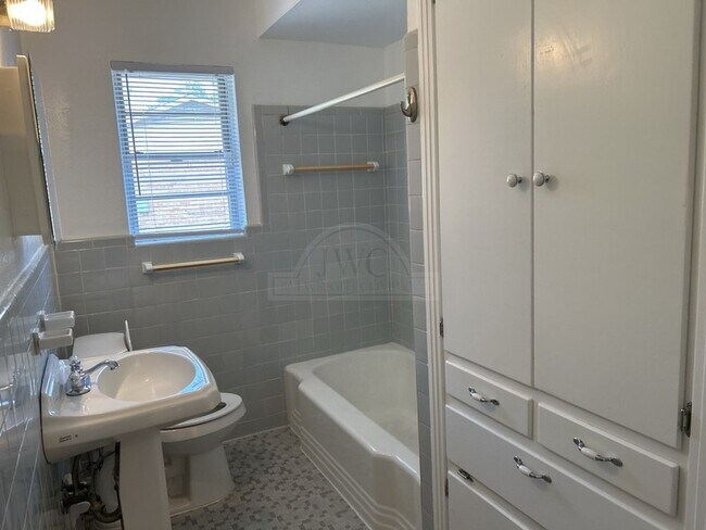 Building Photo - 2309 Sunny Ln