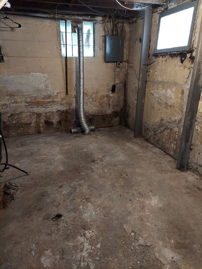 Building Photo - 2 bedroom/1 Bath duplex with large yard