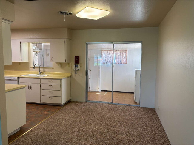 Building Photo - Spacious 3-bedroom home with loads of park...
