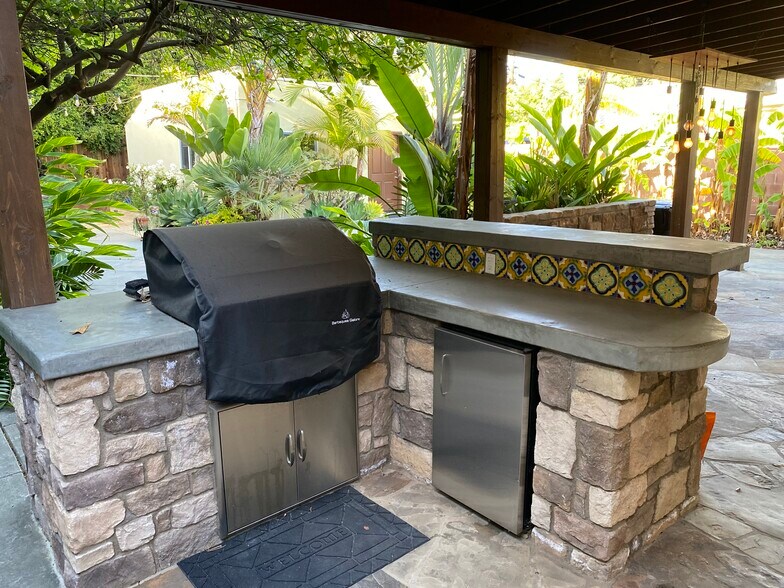 Outdoor Kitchen - 6551 Fountain Ave