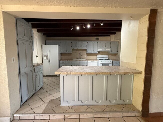 Building Photo - 2834 Montclaire Dr NE