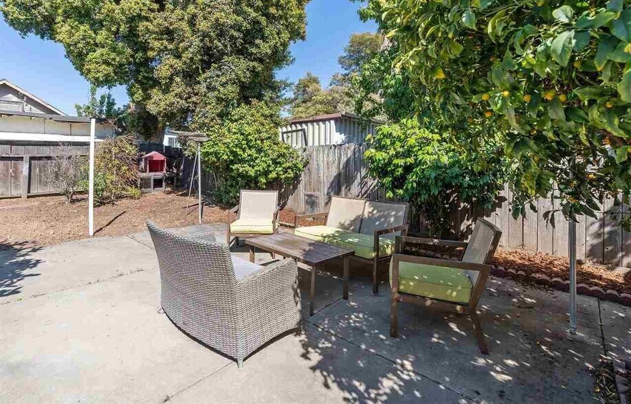 Building Photo - 4076 Santa Rita St