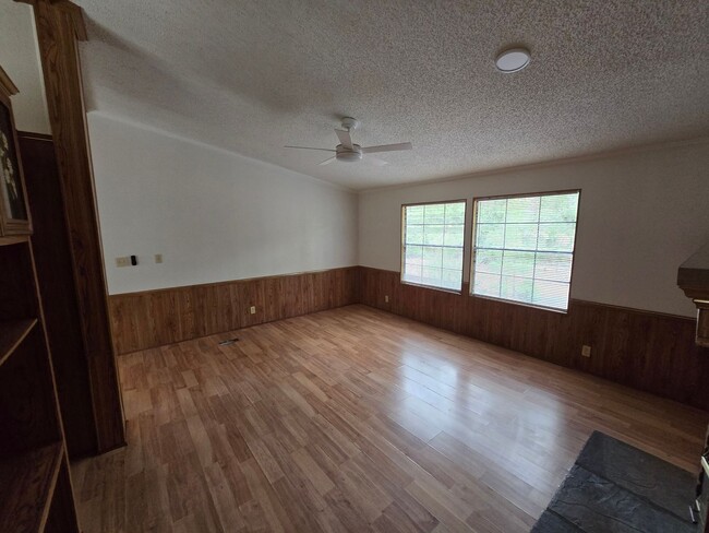 Building Photo - Privacy in the country!