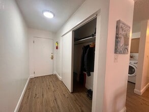 Building Photo - Downtown Furnished One-Bedroom Unit!