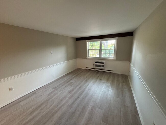 Building Photo - Freshly Updated 1 Bedroom Newburyport Cond...