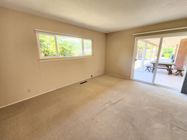 Building Photo - Spectacular 4 Bd/3 Ba, 2379 sf (plus separate structure ideal for office), single-family house in...