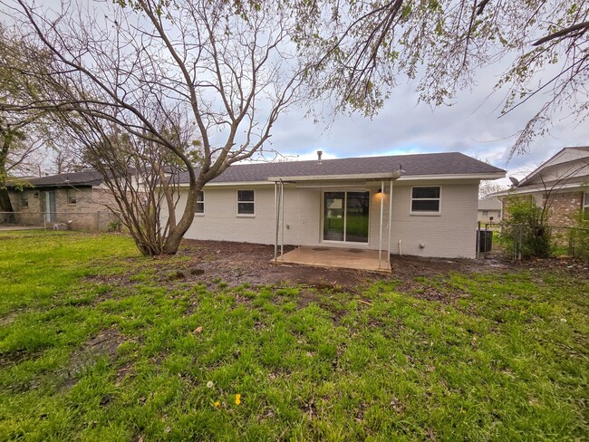 Building Photo - Beautifully remodeled 3 bed 1.5 bath home ...
