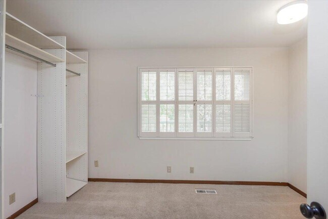 Building Photo - 13434 Old Oak Way