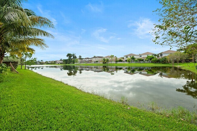 Building Photo - Spacious Waterfront 3-bedroom 3-bath Singl...