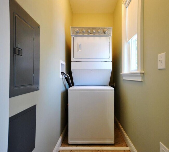 Building Photo - Oak Sq. Brighton 3-bed with Parking