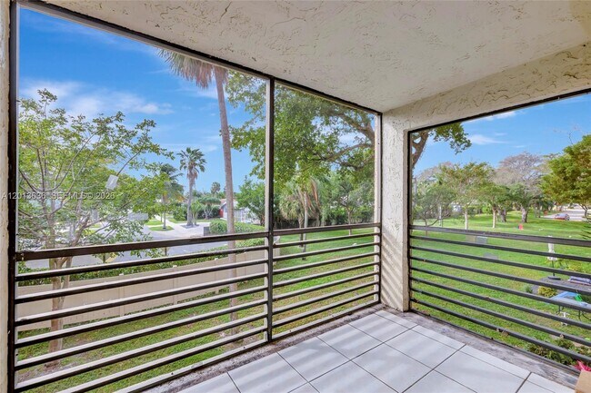 Building Photo - 126 S Cypress Rd