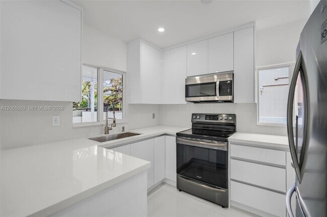 Building Photo - 4112 SW 9th Terrace