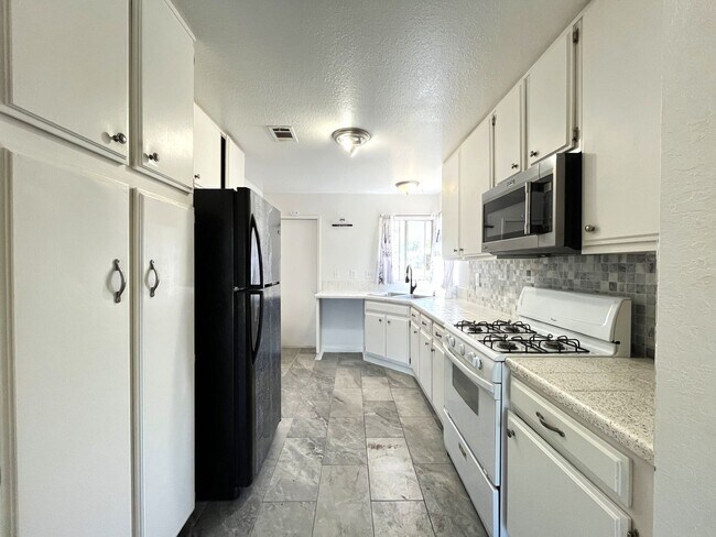 Building Photo - 4 Bed, 2 Bath in Highland, CA!