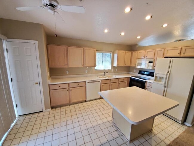 Building Photo - 6591 W Blythe Pl