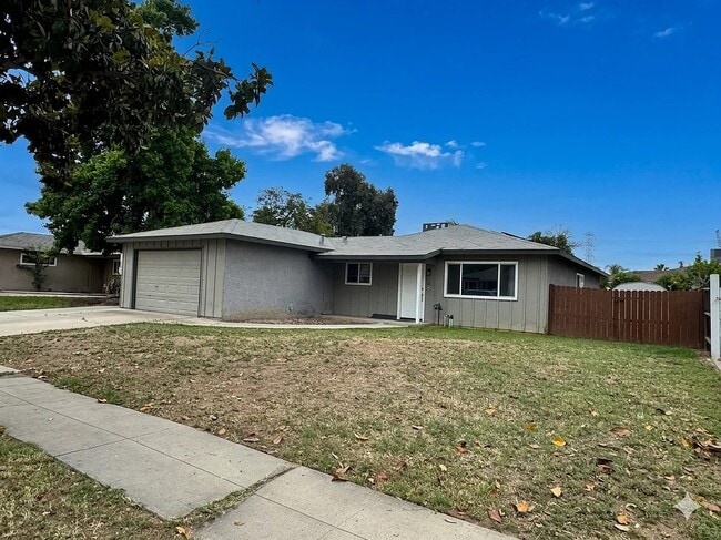 Building Photo - 3115 W Santa Ana Ave