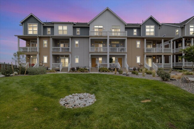 Building Photo - Beautiful, updated 3 bedroom townhome!